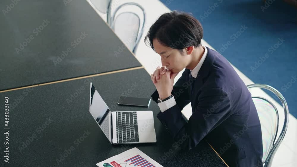 Aufkleber パソコンを見ながら真剣な表情のビジネスマン　スローモーション