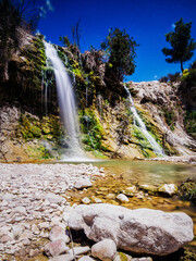 Obraz premium Paisaje con piedra en primer plano y cascadas de fondo en la rambla de la puca