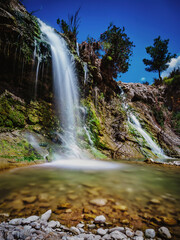 Obraz premium Paisaje con dos cascadas de agua en la Rambla de la Puca