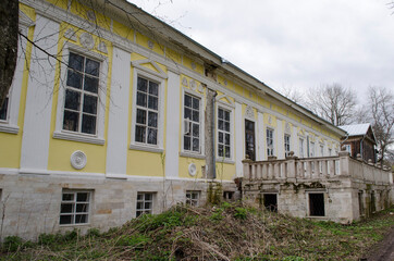 Fototapeta na wymiar View of the main house of the estate Bogucharovo Tula region Russia