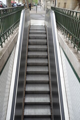 Sortie de métro en escalier roulant