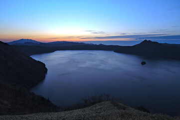 夜明けの薄明の湖。日本の北海道の摩周湖。