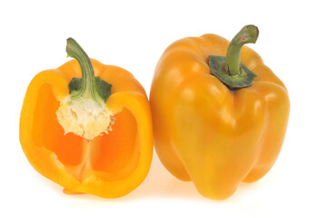 Poivron jaune entier et coupé en gros plan sur fond blanc