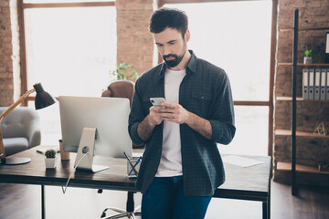 Photo portrait of young entrepreneur browsing internet typing on mobile phone
