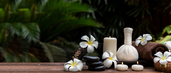 Thai-Spa-Massage. Spa-Behandlung kosmetische Schönheit. Therapie-Aromatherapie für Pflegekörperfrauen mit Kerzen für Entspannungs-Wellness. Aroma- und Salzpeeling bereiten einen gesunden Lebensstil vor, kopieren Sie Platz für Banner
