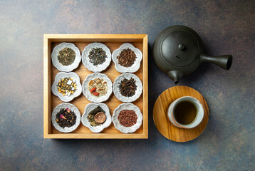Obraz na płótnie Canvas 並べられたたくさんの種類の茶葉