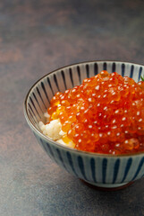新鮮なイクラがたくさんかかった白いご飯