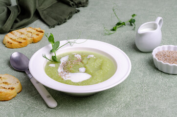 Thick cream soup of green vegetables