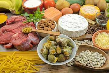  table remplie d'aliment frais et secs