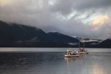 Fototapeta na wymiar Lake Te Anau / Lake Te Anau