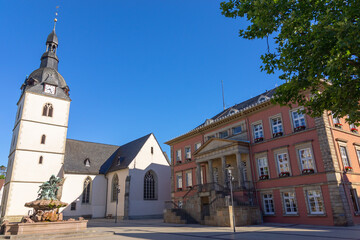 Obraz premium Das Detmolder Rathaus (Neues Rathaus) mit der Erlöserkirche am Marktplatz, Nordrhein-Westfalen