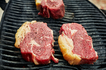 Rindersteaks auf dem Griller