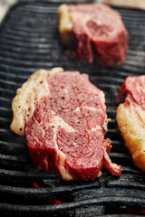 Rindersteaks auf dem Griller