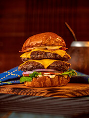 hamburguesa doble carne sobre bandeja de madera