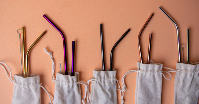 pitillos o popotes de colores sobre fondo plano