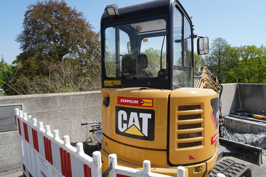 Caterpillar Cat 302.7D CR Minibagger von Zeppelin Rental auf einer Baustelle in Potsdam am 11.05.2021