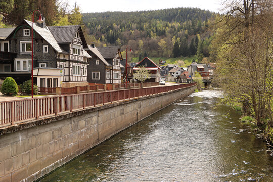 Romantisches Schwarzatal; An der Schwarza in Mellenbach-Glasbach (Blumenau)
