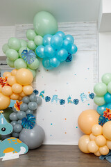 decorating a photo zone with balloons for a children's party