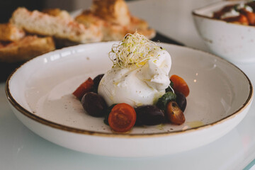 Excelente version gourmet de una ensalada caprese hecha con mozarella de bufala
