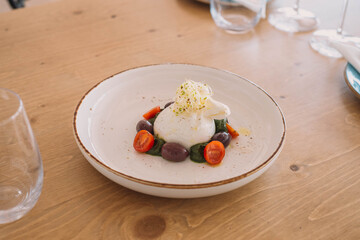 Excelente version gourmet de una ensalada caprese hecha con mozarella de bufala