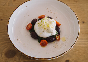 Excelente version gourmet de una ensalada caprese hecha con mozarella de bufala