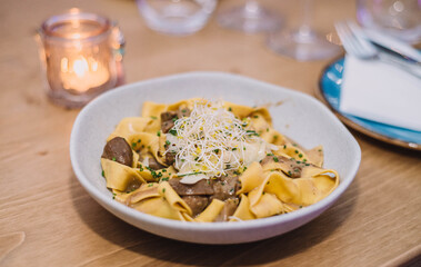 Plato de pasta fresca italiana de tagliatelle con setas