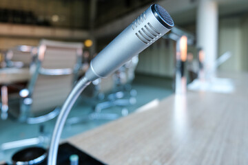 Extreme seitliche Nahaufnahme eines Mikrofons als Teil einer Sprechanlage auf einem Tisch in einem...