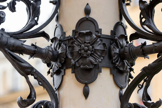 Kowalstwo artystyczne. Kute wyroby metalowe. Słup. Detal. Motywy roślinne