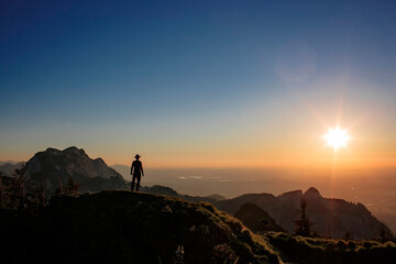 Ausblick eines Wanderers bei seiner Wandertour in die Ferne in den Bergen weit oben beim...