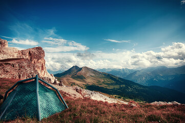 Outdoor Wandern im Freien schlafen unter offenem Himmel im Zelt im Winter in der Arktis in der...