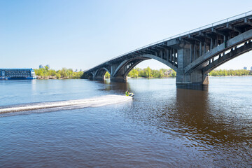 Obraz premium Close-up of a bridge on the Dnieper in Kiev.