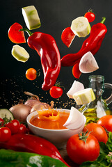 hortalizas y verduras cayendo en un bol de gazpacho - 433097595