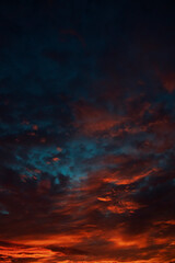 Cielo rojo, atardecer nublado