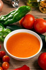 bol de gazpacho con tomate, pimiento, cebolla pepino y ajo - 433098722