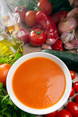 bol de gazpacho con tomate, pimiento, cebolla pepino y ajo - 433098761