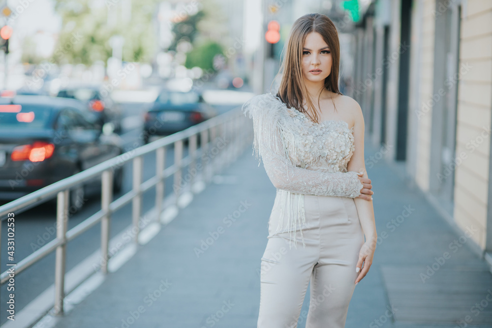 Poster Caucasian female with a jumpsuit posing outdoors