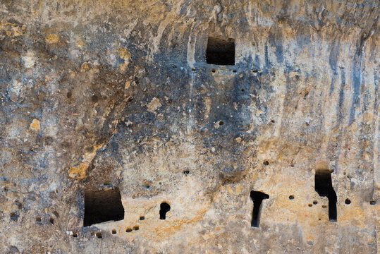 D&eacute;tail des ouvertures perc&eacute;es dans la falaise aux Eyzies de Tayac en Dordogne, France