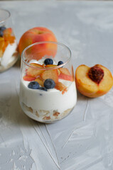 peach ice cream with bisquits