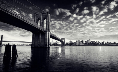 Fototapeta na wymiar New York NY Großstadt USA Amerika Hochhaus Börse Wallstreet Brücke Aussicht auf die Brooklyn Bridge Schwarz Weiß