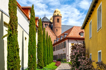 Beautiful way with tree and flowers to the dominican monastry st paulus, Worms, Germany - Blick auf...