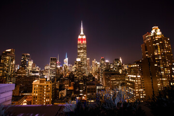 Fototapeta na wymiar Panorama Amerika USA New York NYC NY urbane Großstadt mit Wolkenkratzern bei Sonnenuntergang Sonnenaufgang Chicago Hintergrund Bildschirmschoner