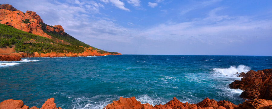 Panoramique les roches rouge de Agay-St Rapha&euml;l (83700), d&eacute;partement du Var en Provence-Alpes-C&ocirc;te-d'Azur, France