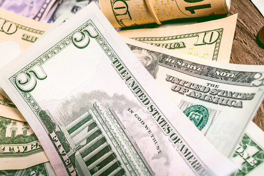 Dinheiro, Dólar Americano - USD. Cédulas de banco do Dólar Americano espalhadas sobre a mesa. Muitas notas de dinheiro. Conceito de Economia e Finanças. 