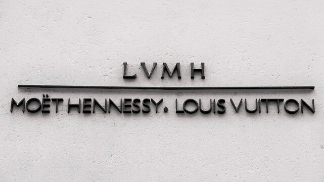 Enseigne / logo de la célèbre entreprise française LVMH (Moët Hennessy – Louis Vuitton), détentrice de nombreuses marques de luxe, sur la façade de son siège social à Paris – mai 2021 (France)