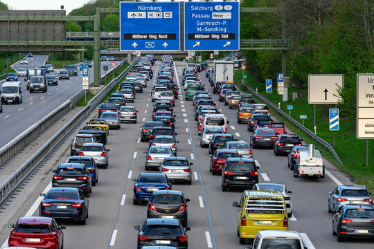 Abendlicher Stau, dichter Auto Verkehr am Autobahnende in M&uuml;nchen A96 auf den Mittleren Ring