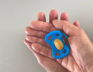 tétine de bébé dans les mains , concept de naissance 