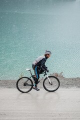 Obraz na płótnie Canvas man riding a single speed mountain bicycle above lake