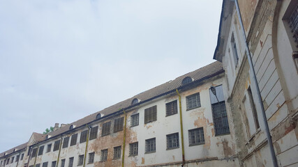 old crack ruin ruins building photo