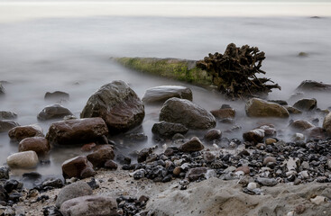 Felsenk&uuml;ste mt umgest&uuml;rzem Baum in Langzeitbelichtung
