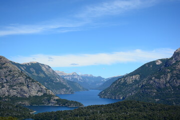Vista del Lago Nahuel Huapi rodeado de montañas y bosque en Bariloche, Argentina